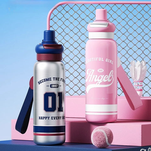 700ml stainless steel vacuum-insulated bottle with straw and direct-drink spout. 700ml stainless steel vacuum-insulated bottle with straw and direct-drink spout.