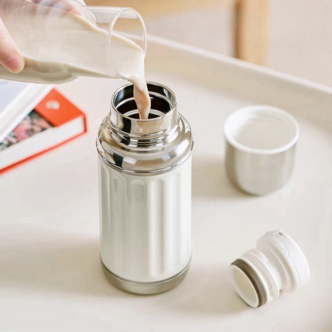 Vintage-style thermos bottle for hot and cold insulation Vintage-style thermos bottle for hot and cold insulation