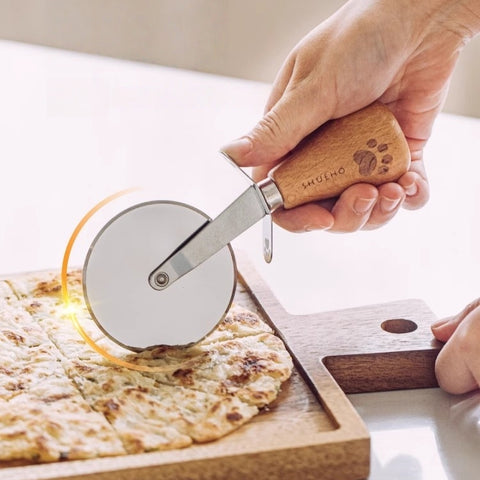 360° stainless steel roller blade cutting pizza
