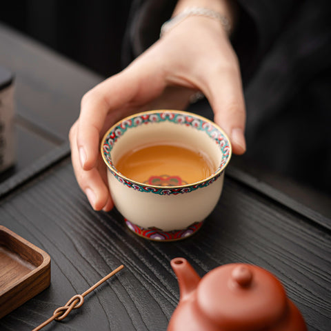 Elegant Handcrafted Teacup with Traditional Chinese Pattern – 100ml Ceramic Cup with Gold Detailing