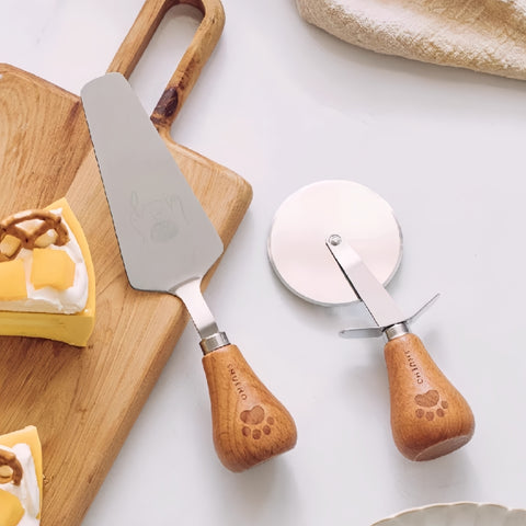 SHUEHO pizza cutter with bear paw wood handle standing vertically