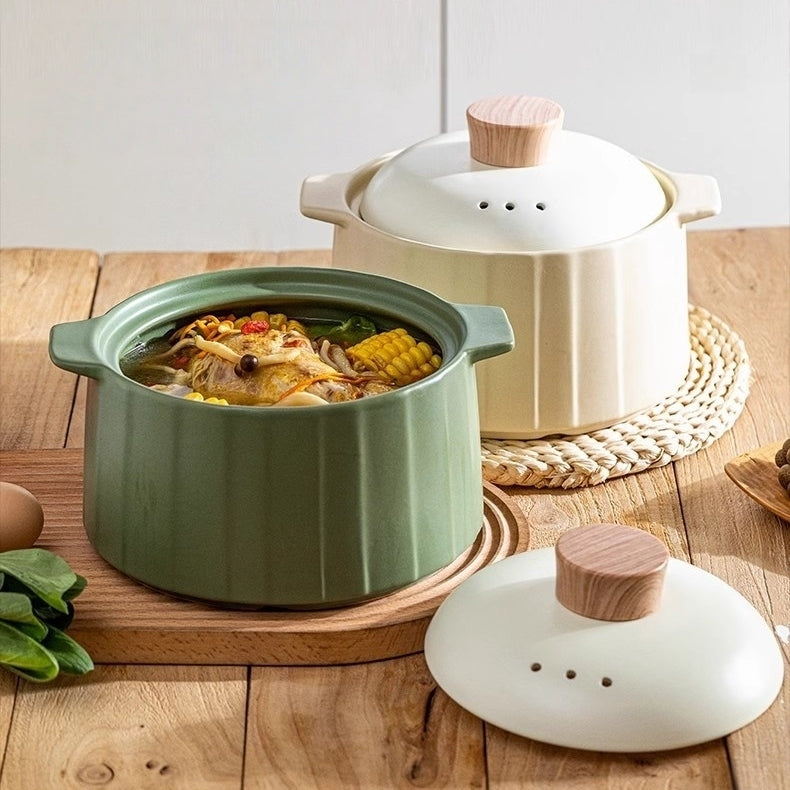 Heat-resistant ceramic casserole with cork lid