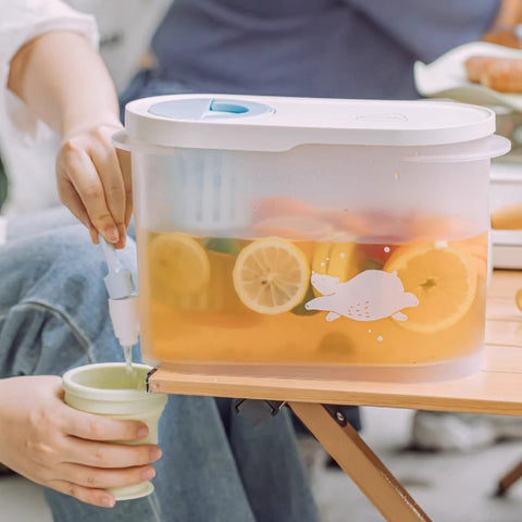 Space-saving narrow cold/hot water jug for fridge